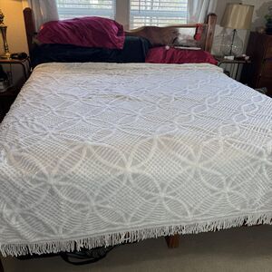 VTG Fashion Manor Chenille Wedding Ring Fringed Bedspread White Shabby Country